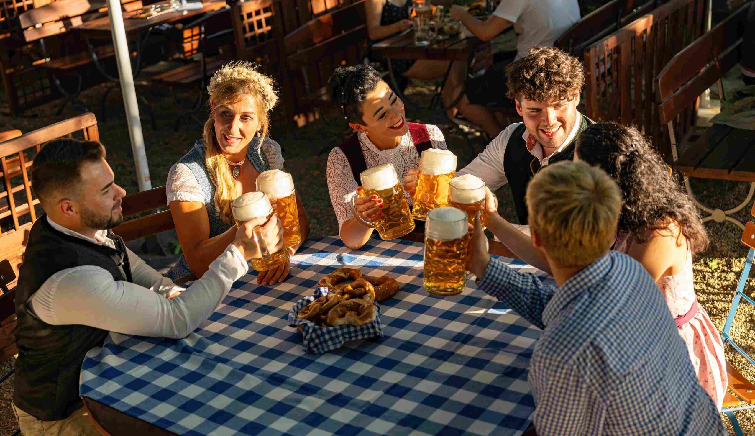 pessoas brindando na Oktoberfest